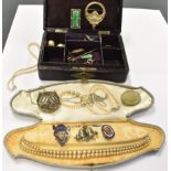 A GOOD COLLECTION OF EARLY TO MID 20TH CENTURY JEWELLERY comprising a small unmarked gold brooch,