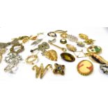 A COLLECTION OF TWENTY SIX COSTUME JEWELLERY BROOCHES