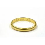 A MARKED 750 GOLD BAND ring size R, weight 2.8grams
