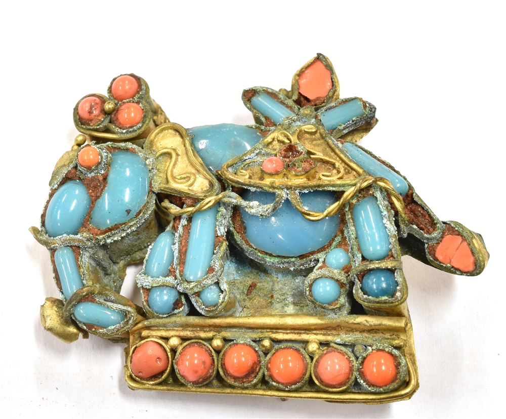 AN EARLY 20TH CENTURY ASIAN TURQUOISE CORAL AND BRASS METAL ELEPHANT BROOCH fitted with a c clasp - Image 2 of 3