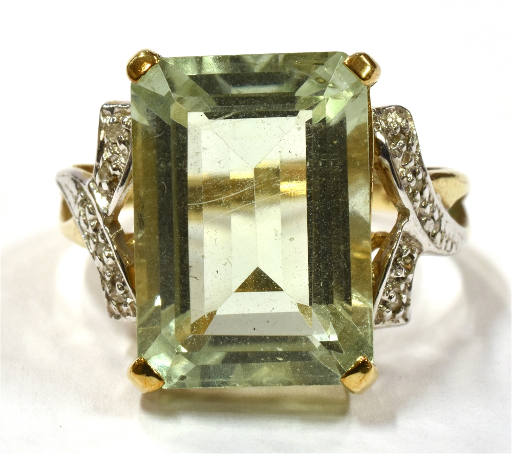 A 9CT GOLD AQUAMARINE COCKTAIL RING the step cut aquamarine measuring approx. 1.4cm by 1cm, with