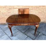 A MAHOGANY EXTENDING DINING ROOM TABLE with two extra leaves, H 76cm x W 105cm, Length (without