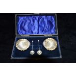 AN EDWARDIAN CASED SET OF SILVER SHELL SALTS AND SPOONS hallmarked Birmingham, 1905 salts, 1904