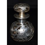 AN UNMARKED AMERICAN SILVER OVERLAY GLASS PERFUME BOTTLE with integral glass stopper to the top,