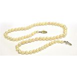 AN EARLY 20TH CENTURY PRINCESS FRESHWATER BAROQUE CULTURED PEARL NECKLACE fitted with a silver and