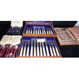 A WOODEN CASED SET OF GEORGE V MAPPIN AND WEBB BONE HANDLED AND SILVER BLADED FISH KNIVES AND