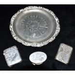 A VICTORIAN SILVER VESTA CASE with scroll pattern engraving, hallmarked for Birmingham 1900,