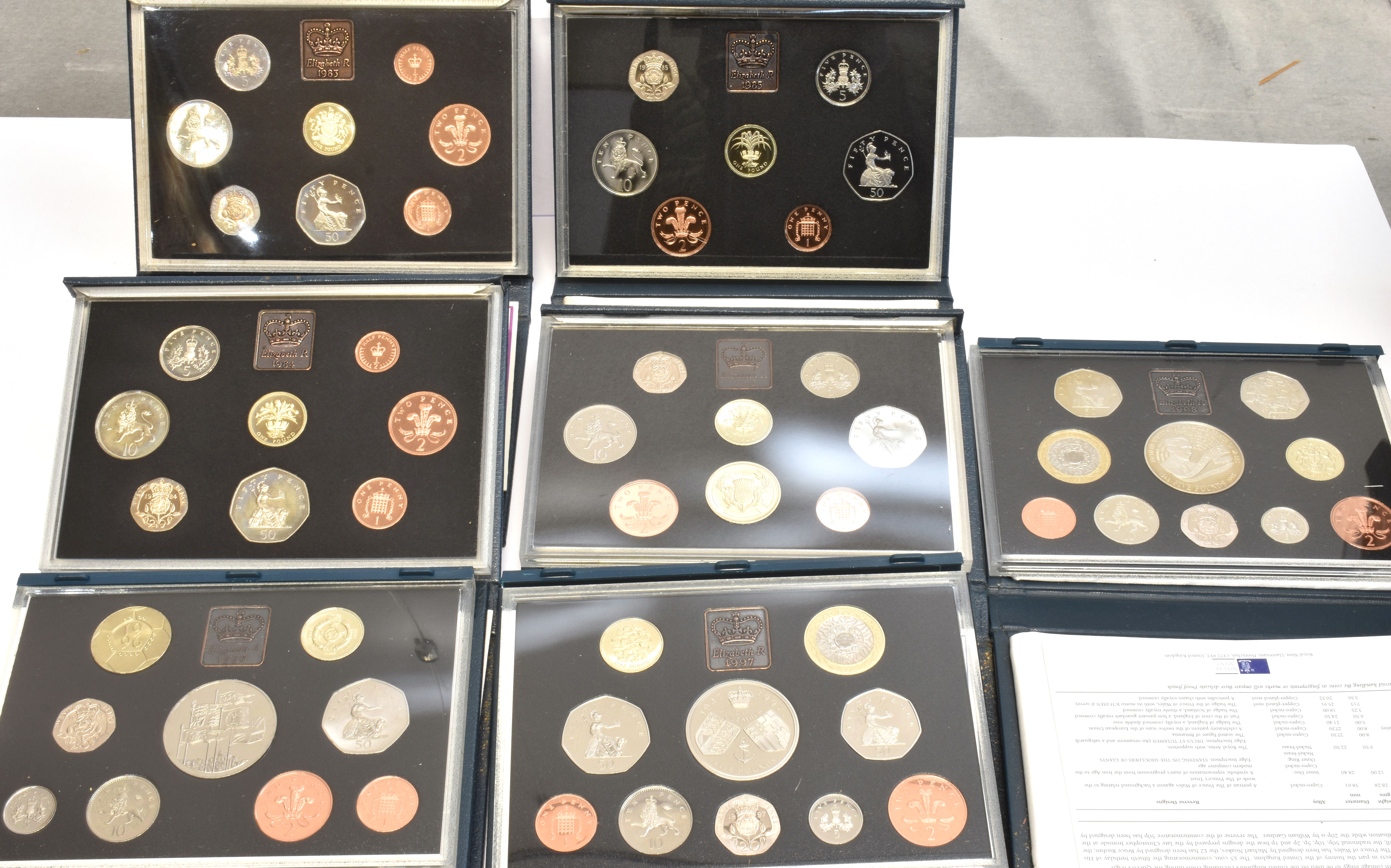 GREAT BRITAIN - ELIZABETH II, COIN SETS, 1970-1978, 1980-1991, 1994-2000 each in a hard plastic - Image 3 of 4