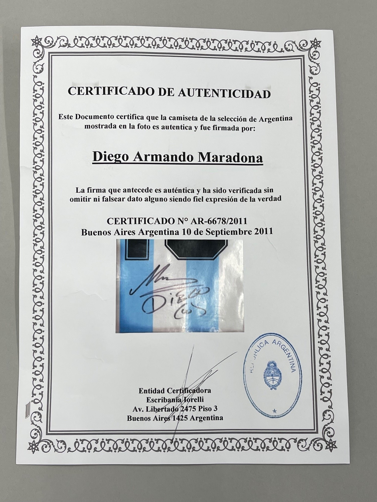 Diego Maradona signed blue and white stripped Argentina no.10 replica jersey,  short-sleeved with - Image 3 of 3