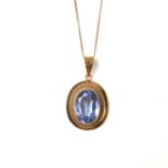 18 ct yellow gold blue spinel pendant necklace.