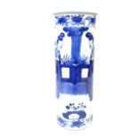 A Chinese blue and white porcelain 'Long Eliza' sleeve vase, 19th century