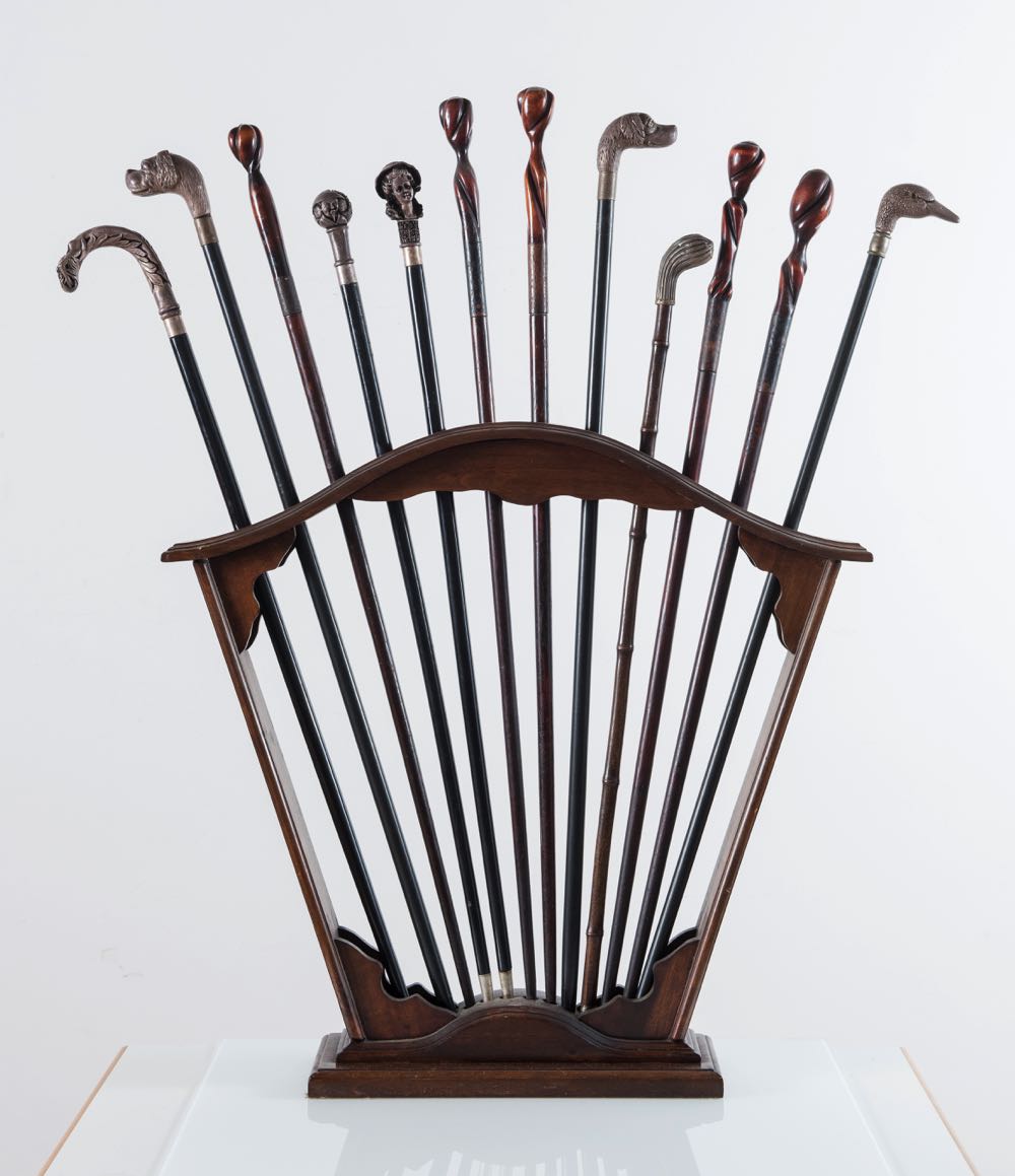 Lotto di dodici bastoni in legno e metallo argentato con porta-bastoni, fine XIX – inizio XX - Image 2 of 5
