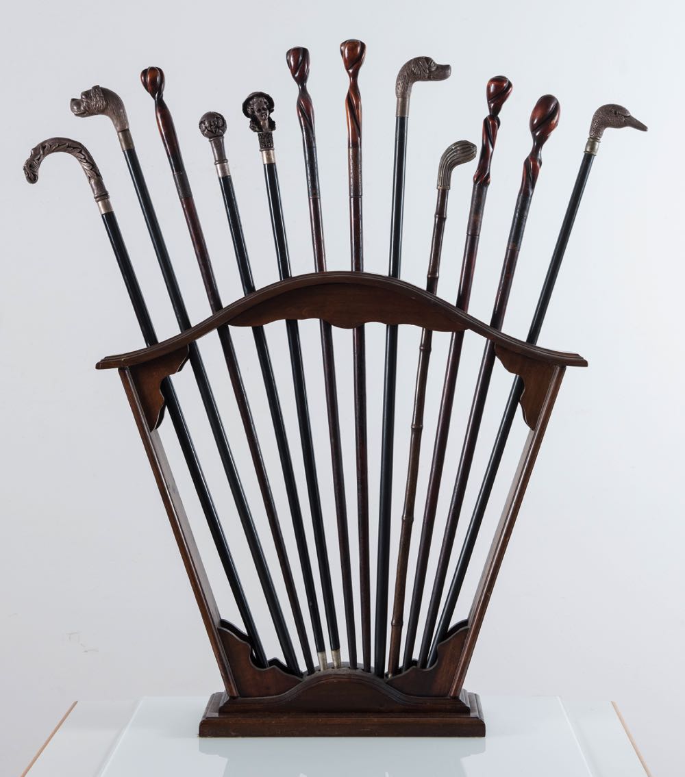 Lotto di dodici bastoni in legno e metallo argentato con porta-bastoni, fine XIX – inizio XX
