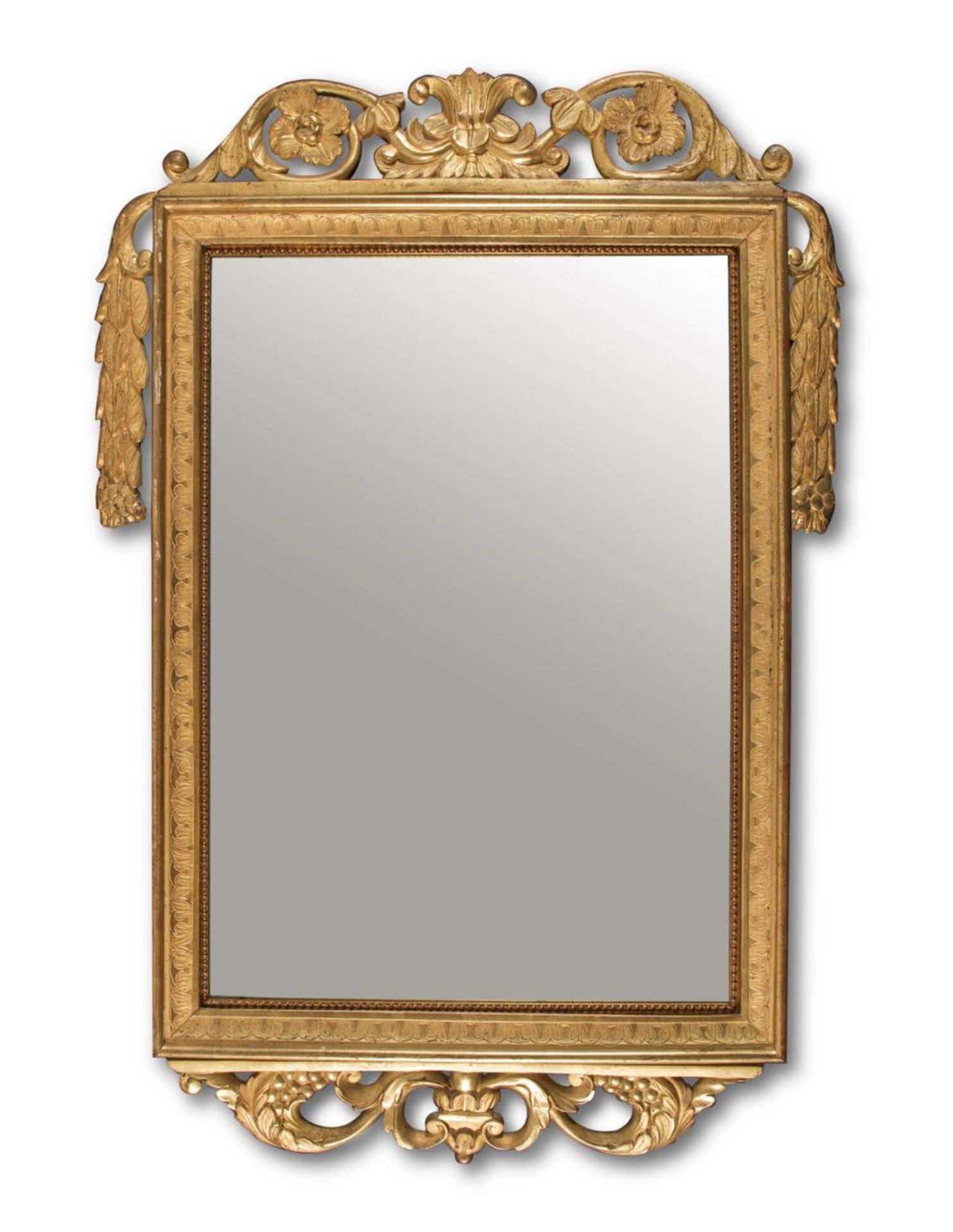 Specchiera in legno intagliato e dorato di gusto Luigi XVI, inizio del XIX secolo.