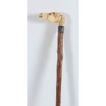 Bastone da passeggio in legno con impugnatura in avorio, metà del XIX secolo.