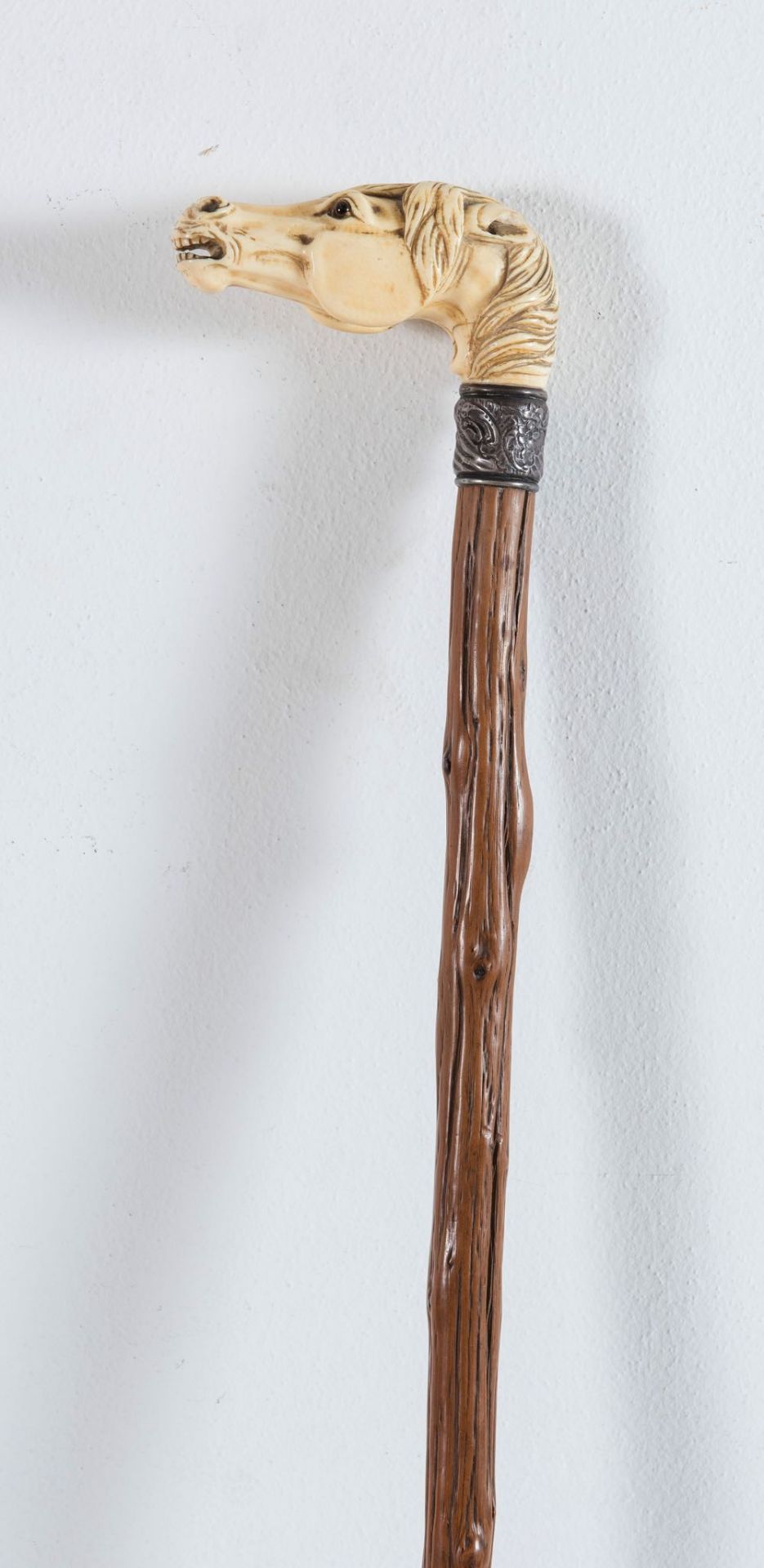 Bastone da passeggio in legno con impugnatura in avorio, metà del XIX secolo.