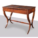 Tavolo scrittoio lastronato in piuma di noce, prima metà del XIX secolo.