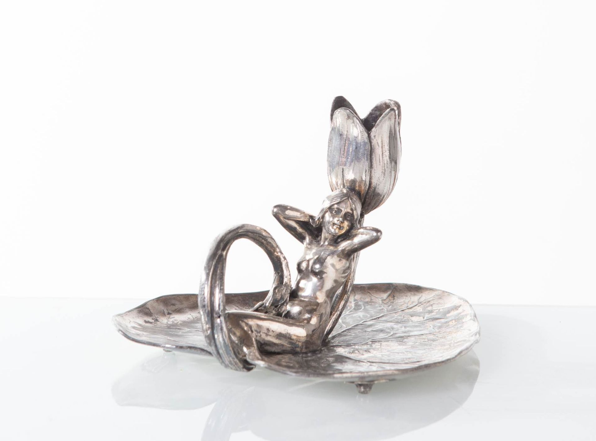 Manifattura Tedesca - Inizio del XX secolo, Bugia di gusto Art Nouveau in metallo argentato.