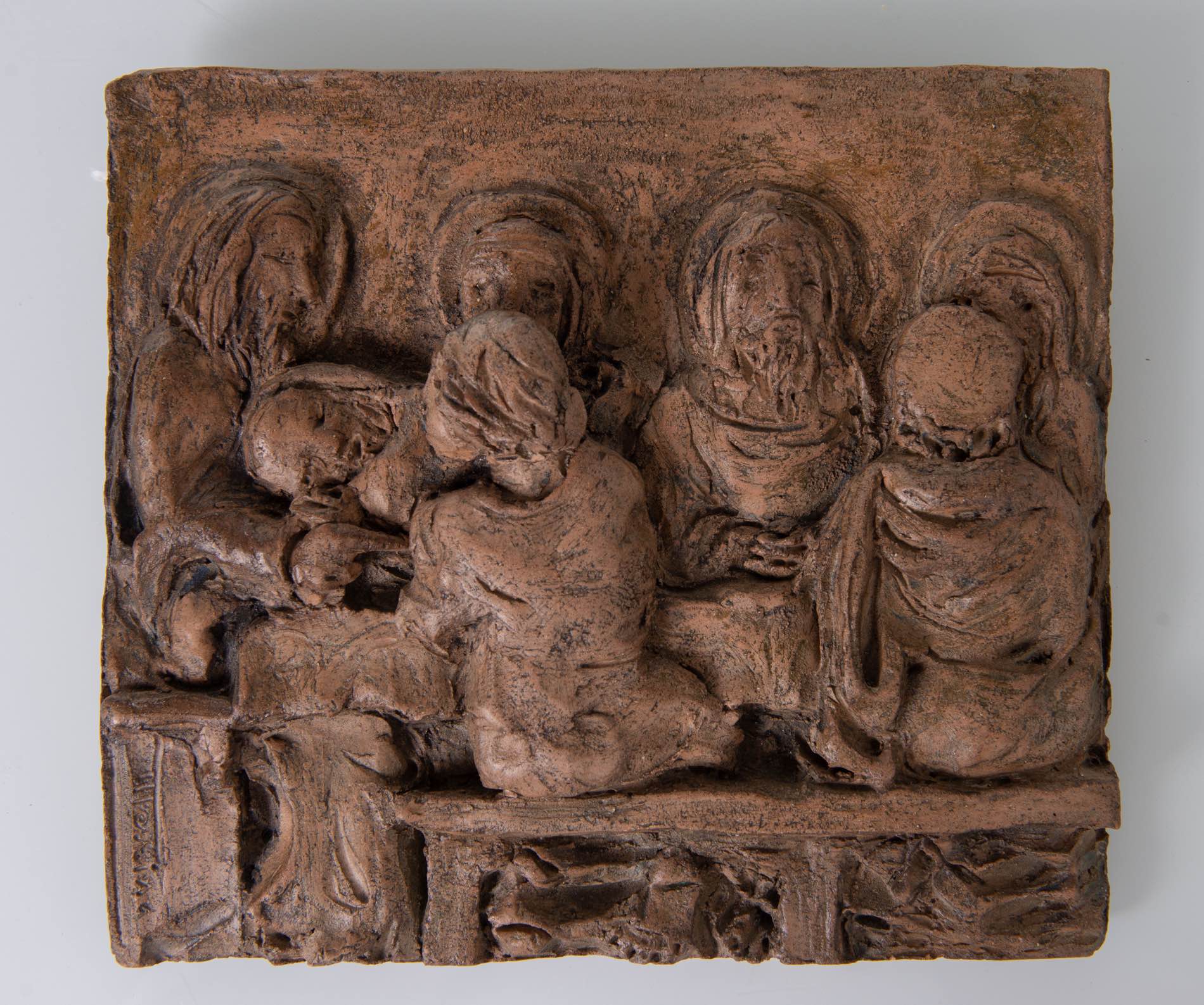 Scultura in terracotta patinata raffigurante “La morte di Gesù”.