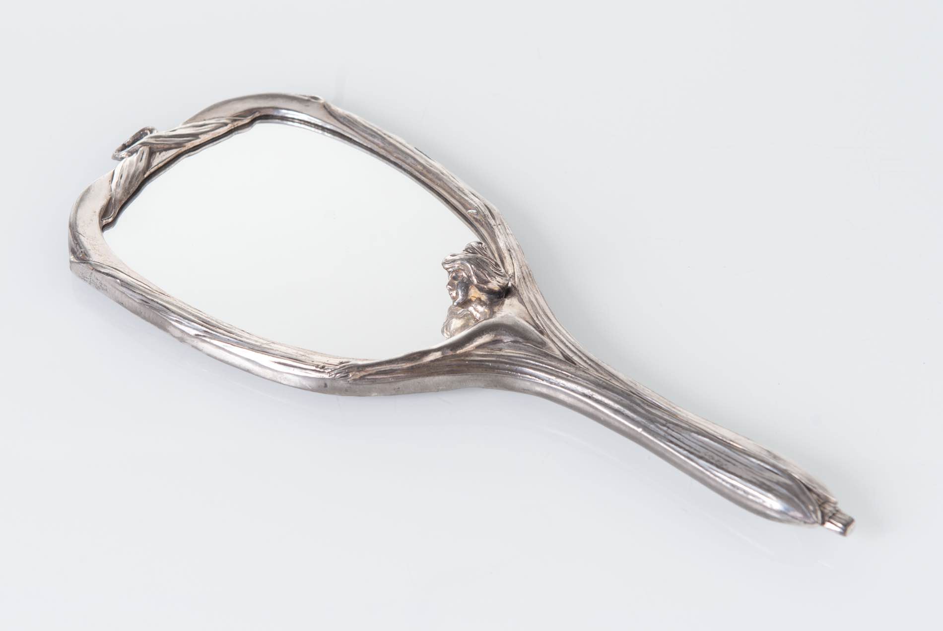 Manifattura Tedesca - Inizio del XX secolo, Specchio da toilette in metallo argentato.