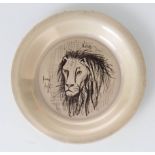 Piatto in argento Sterling raffigurante “Lion” su disegno di Bernard Buffet (1928 - 1999).