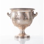 Italia - XX secolo, Vaso a cratere di gusto Pompeiano in argento.