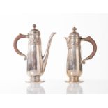 Liberty & Co, Birmingham - Inghilterra, 1901-1902, Due caffettiere in argento con prese in legno