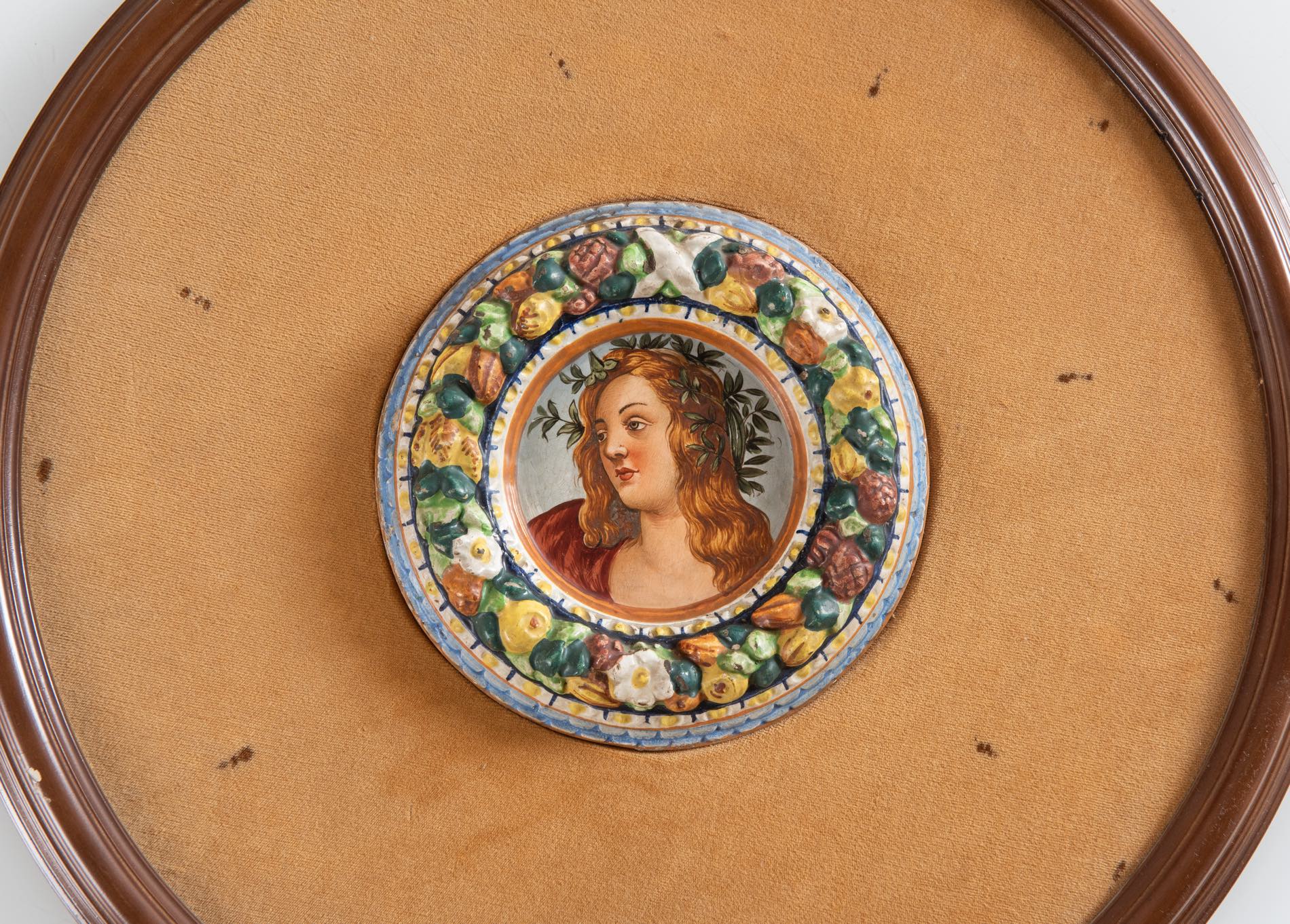 Coppia di tondi in maiolica policroma di gusto Robbiano raffiguranti “Dante” e “Beatrice”, - Image 3 of 3