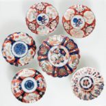 Lotto di sei piatti porcellana Imari, Giappone, XIX-XX secolo.