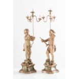 Coppia di putti con cornucopie in legno intagliato reggenti candelabro a quattro luci, XVIII secolo.