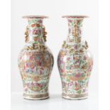 Coppia di vasi in porcellana con decoro policromo, Cina - Canton, XIX secolo.