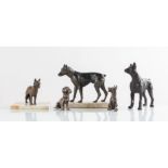 Lotto composto da cinque sculture raffiguranti “Cani” di diverse fogge e materiali, XX secolo.