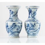 Coppia di vasi a balaustro in porcellana, Cina, XX secolo.