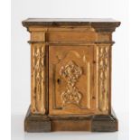Tabernacolo in legno intagliato, laccato e dorato, Emilia, fine del XVII - inizio del XVIII secolo.