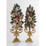 Coppia di portapalme in bronzo dorato con fiori in latta dipinta, XIX secolo.