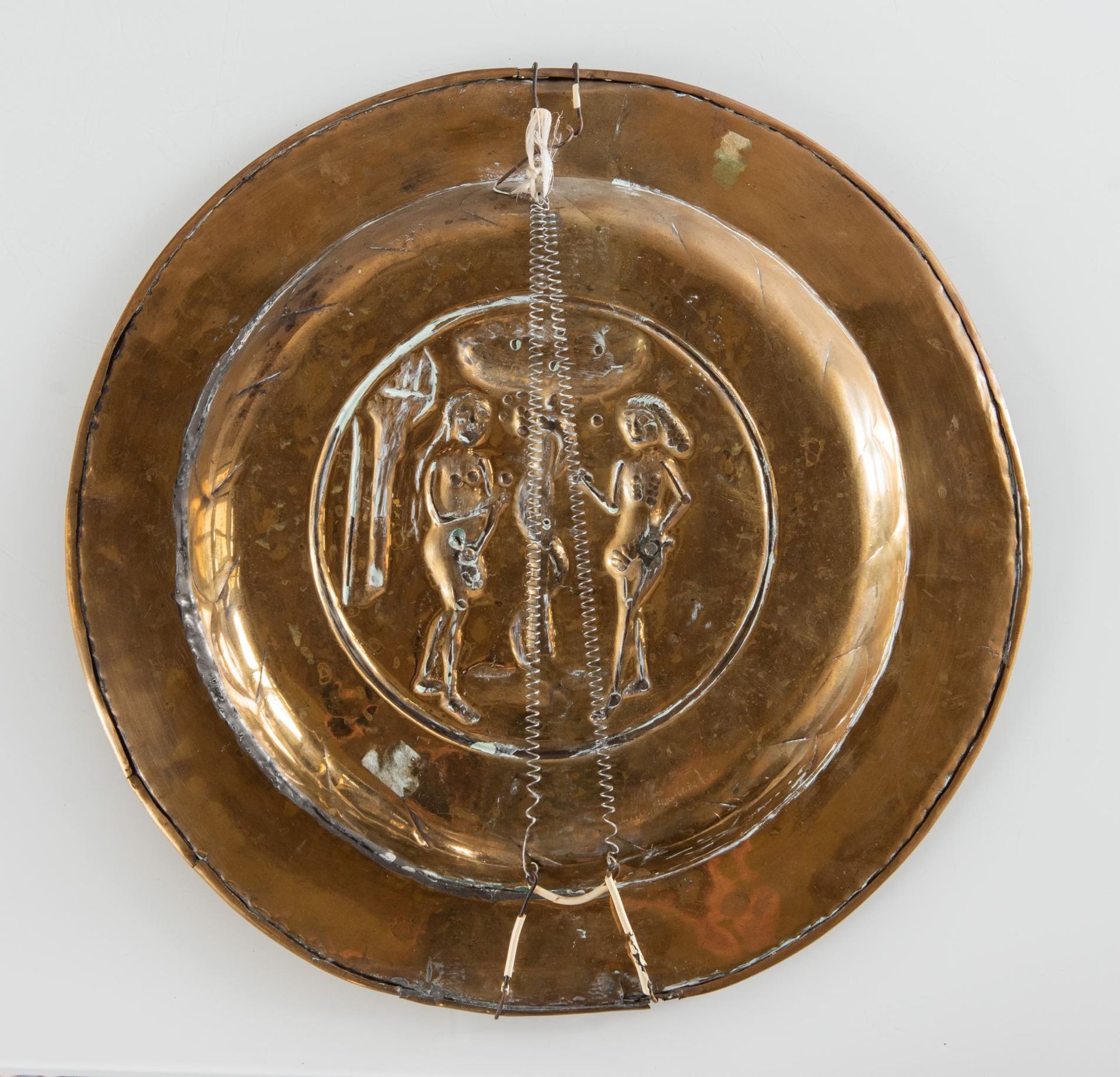 Elemosiniere in ottone sbalzato recante al centro “Il peccato originale”, Area Veneta, XVII - Image 2 of 2