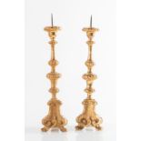 Coppia di candelieri in legno intagliato e dorato, Manifattura Italiana, XIX secolo.