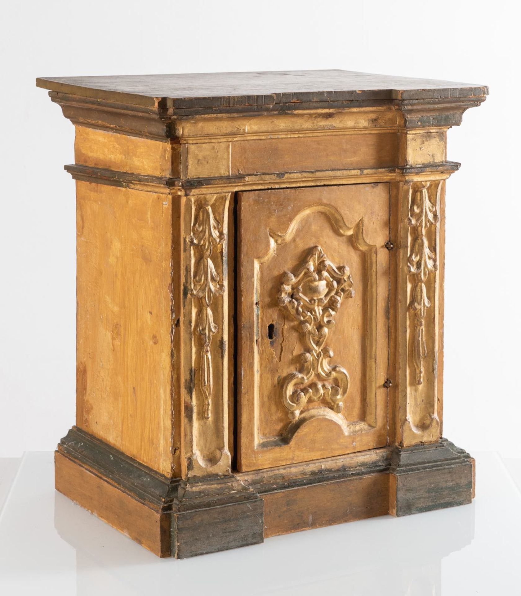 Tabernacolo in legno intagliato, laccato e dorato, Emilia, fine del XVII - inizio del XVIII secolo. - Image 2 of 2