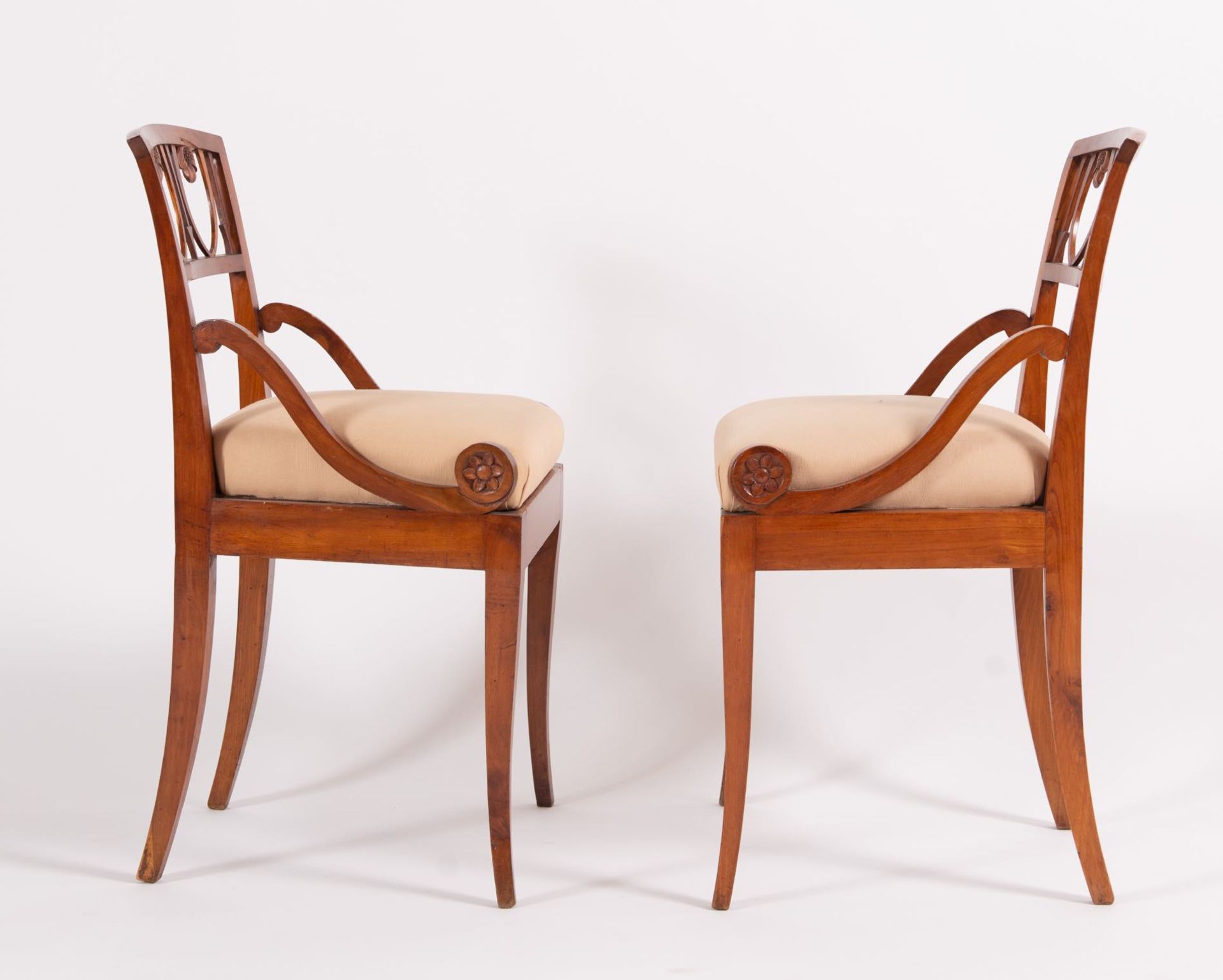 Coppia di sedie in massello di ciliegio, Veneto, prima metà del XIX secolo. - Image 3 of 4