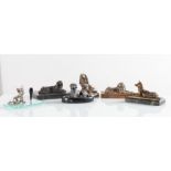 Lotto composto da sei sculture raffiguranti “Cani” di diverse fogge e materiali, XX secolo.
