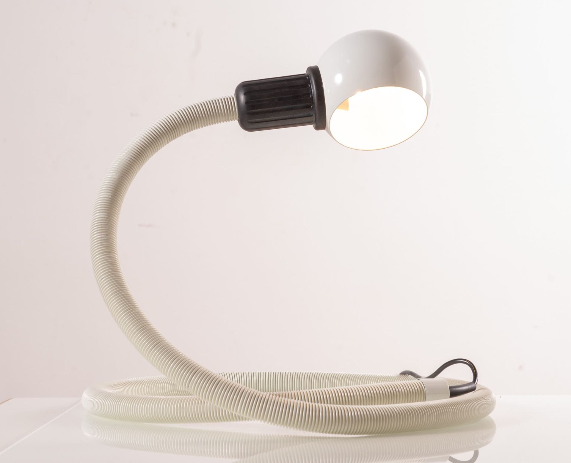 Isao Hosoe per Valenti, Tre lampade da tavolo snodabili e completamente orientabili modello "Hebi", - Bild 3 aus 8