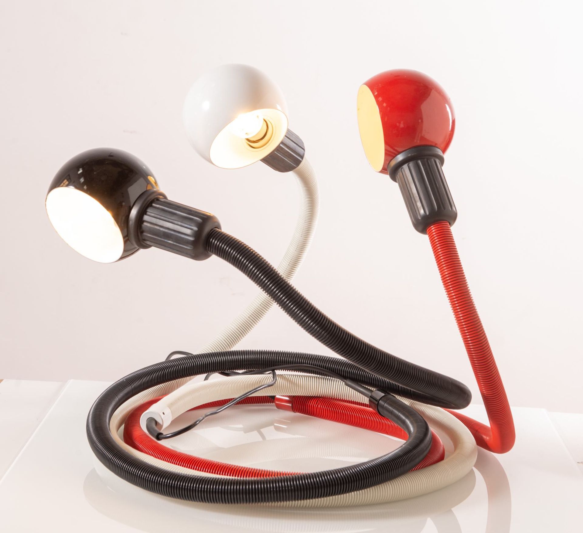 Isao Hosoe per Valenti, Tre lampade da tavolo snodabili e completamente orientabili modello "Hebi", - Bild 8 aus 8