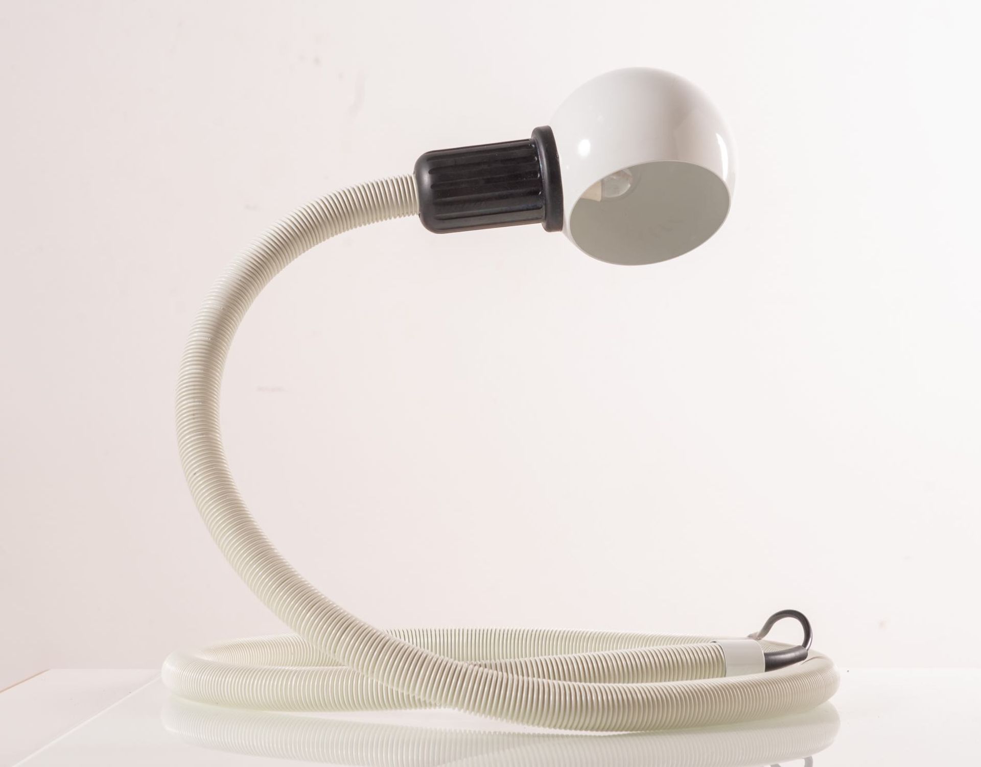 Isao Hosoe per Valenti, Tre lampade da tavolo snodabili e completamente orientabili modello "Hebi", - Bild 2 aus 8