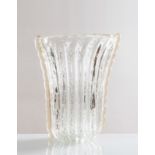 Manifattura Muranese del XX secolo, Grande vaso in vetro costolato trasparente con inclusione di