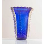 Manifattura Muranese, Grande vaso in vetro costolato blu con inclusione di bolle, Anni ‘80.