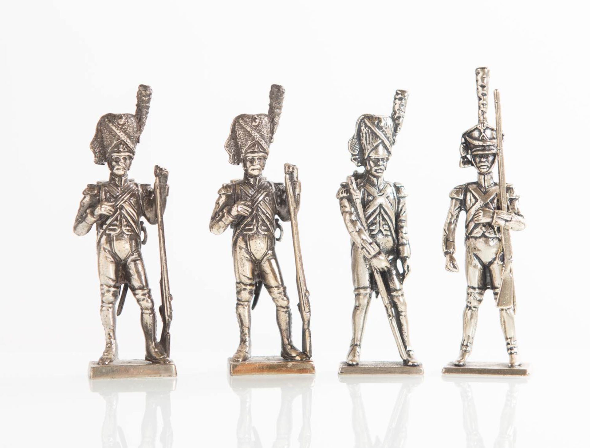 Lotto composto da quattro soldatini in argento raffiguranti “Granatieri”, Italia - XX secolo.