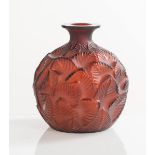 René Lalique - Francia, Vaso “Ormeaux” color prugna, 1984.