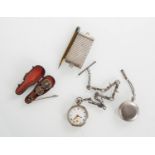 Lotto composto da quattro piccoli oggetti e un orologio da taschino completo di catena in argento e