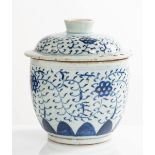 Giara con coperchio in porcellana, Cina - Fine XVIII-Inizio XIX secolo.