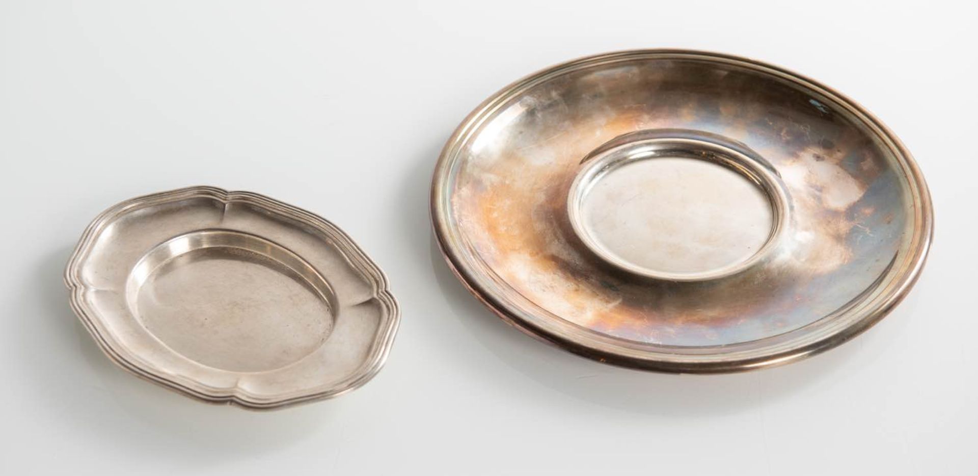 Lotto di due piatti in argento, Italia - XX secolo.